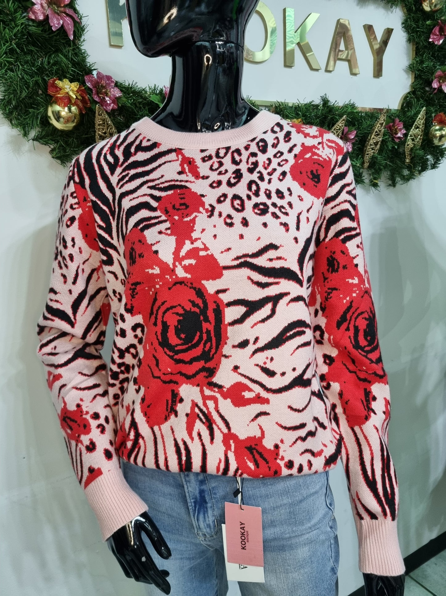 Suéter rosa con detalles rojos