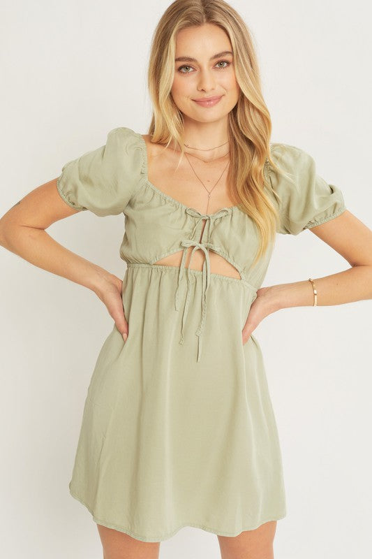 Vestido Verde con Escote Invertido y Cinta Ajustable
