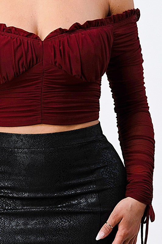 Crop Top Guinda con Manga Larga de Malla y Escote Bardot