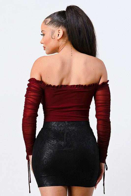 Crop Top Guinda con Manga Larga de Malla y Escote Bardot