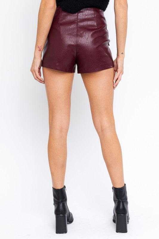 Short de vinipiel guinda con amarre lateral