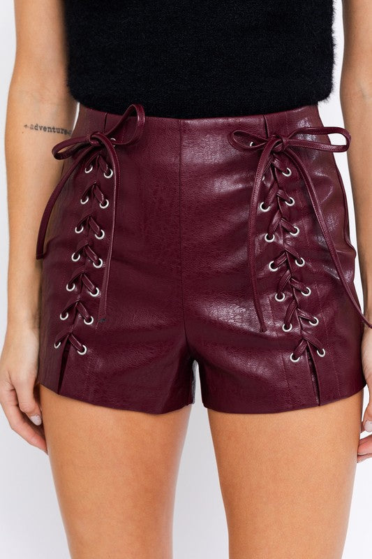 Short de vinipiel guinda con amarre lateral