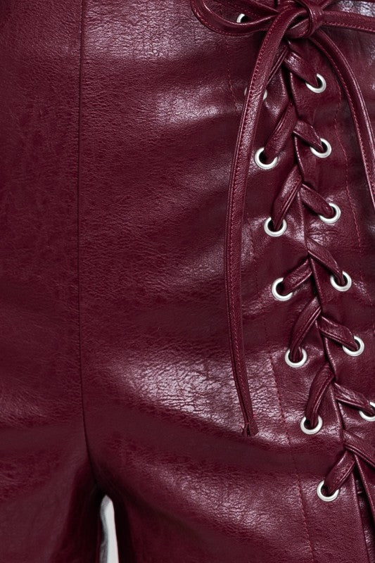 Short de vinipiel guinda con amarre lateral