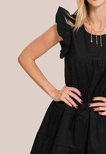 Vestido Negro con Volantes y Mangas Onduladas