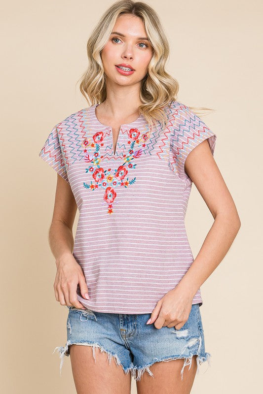 Blusa con bordado floral y rayas en tonos suaves