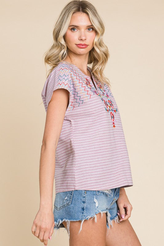 Blusa con bordado floral y rayas en tonos suaves