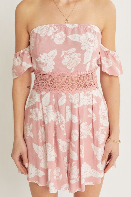 Jumpsuit rosa con hombros descubiertos y detalle floral