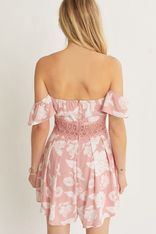 Jumpsuit rosa con hombros descubiertos y detalle floral