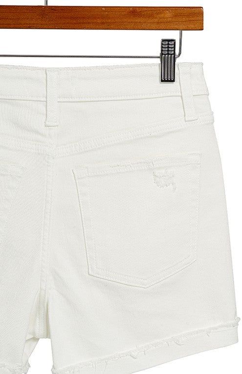 Short de mezclilla blanco con dobladillo desgastado