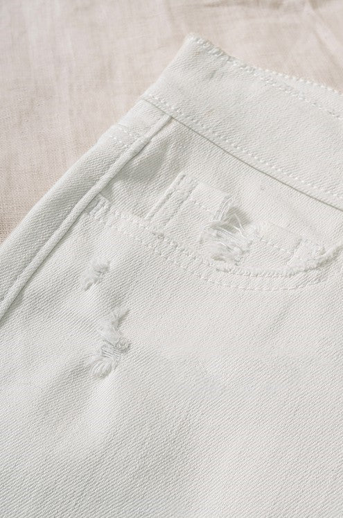 Short de mezclilla blanco con dobladillo desgastado