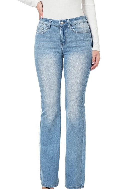 Pantalón boot cut de mezclilla stretch y tiro medio