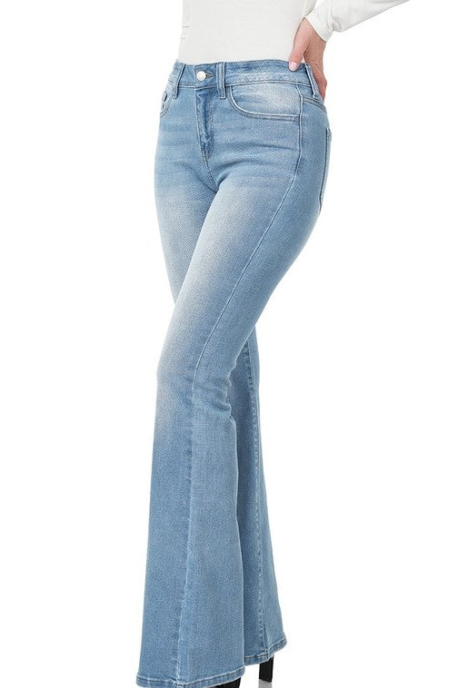 Pantalón boot cut de mezclilla stretch y tiro medio