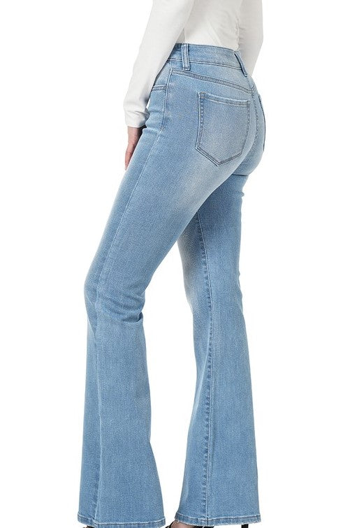 Pantalón boot cut de mezclilla stretch y tiro medio