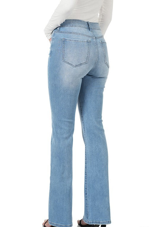 Pantalón boot cut de mezclilla stretch y tiro medio