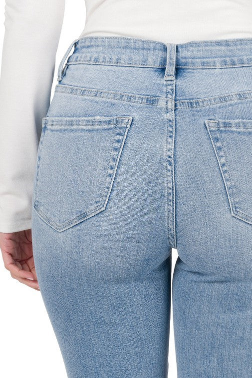 Pantalón boot cut de mezclilla stretch y tiro medio