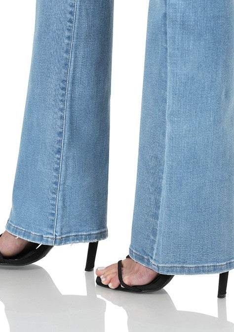 Pantalón boot cut de mezclilla stretch y tiro medio