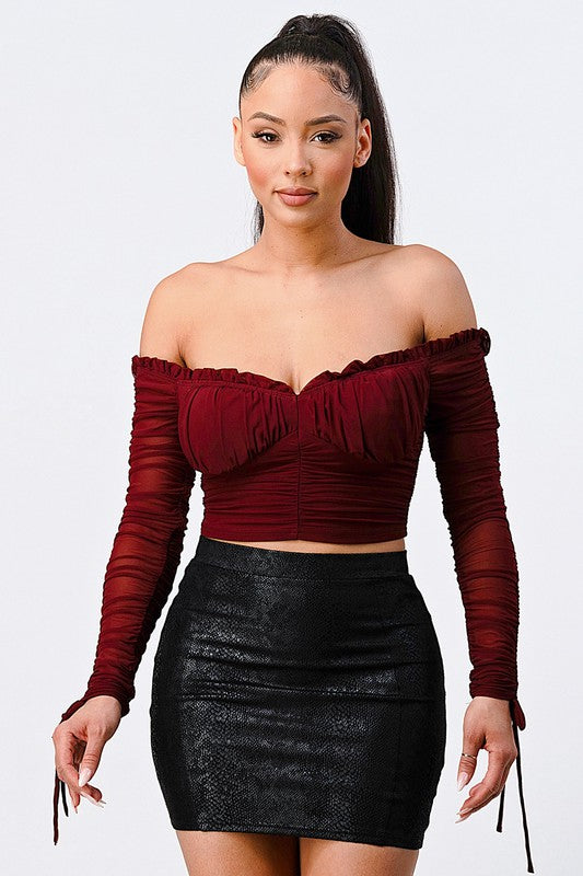 Crop Top Guinda con Manga Larga de Malla y Escote Bardot